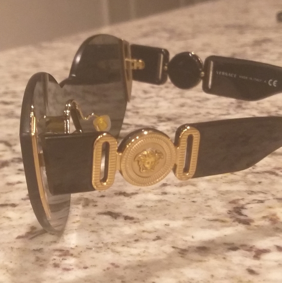 VERSACE MEDUSA SUNGLASSES 😎 - Picture 4 of 12